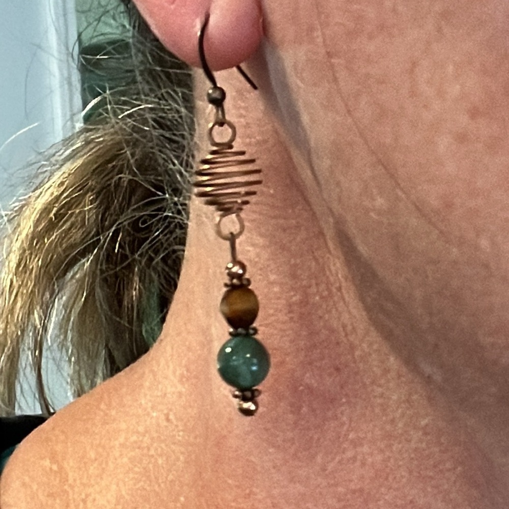 20214 Dragon blood jade/amber swirl copper earrings - Picture 4 of 5